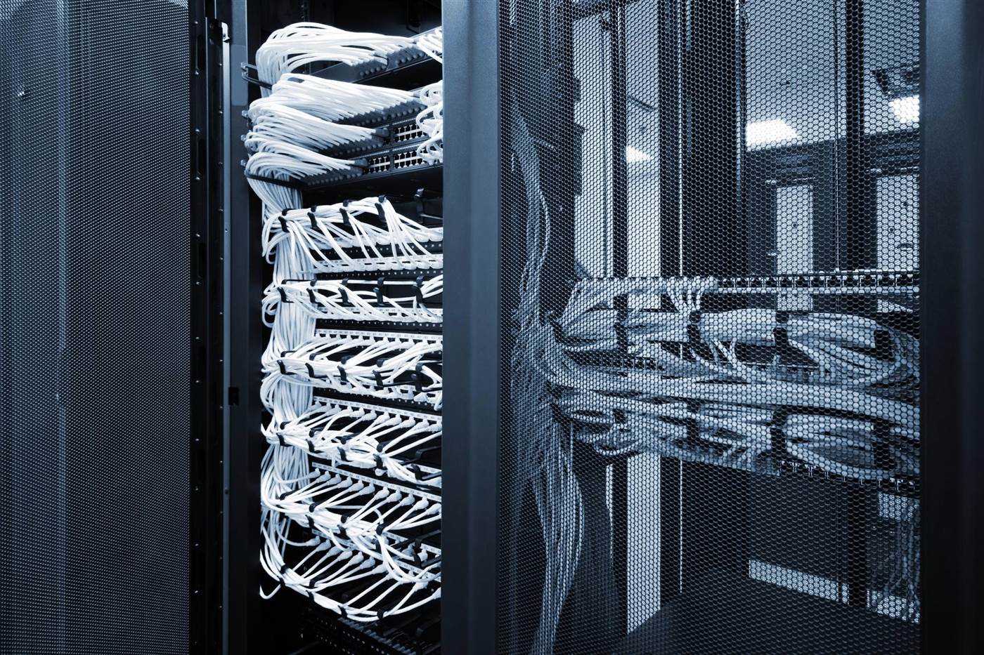 Sauber verkabelter Netzwerkschrank